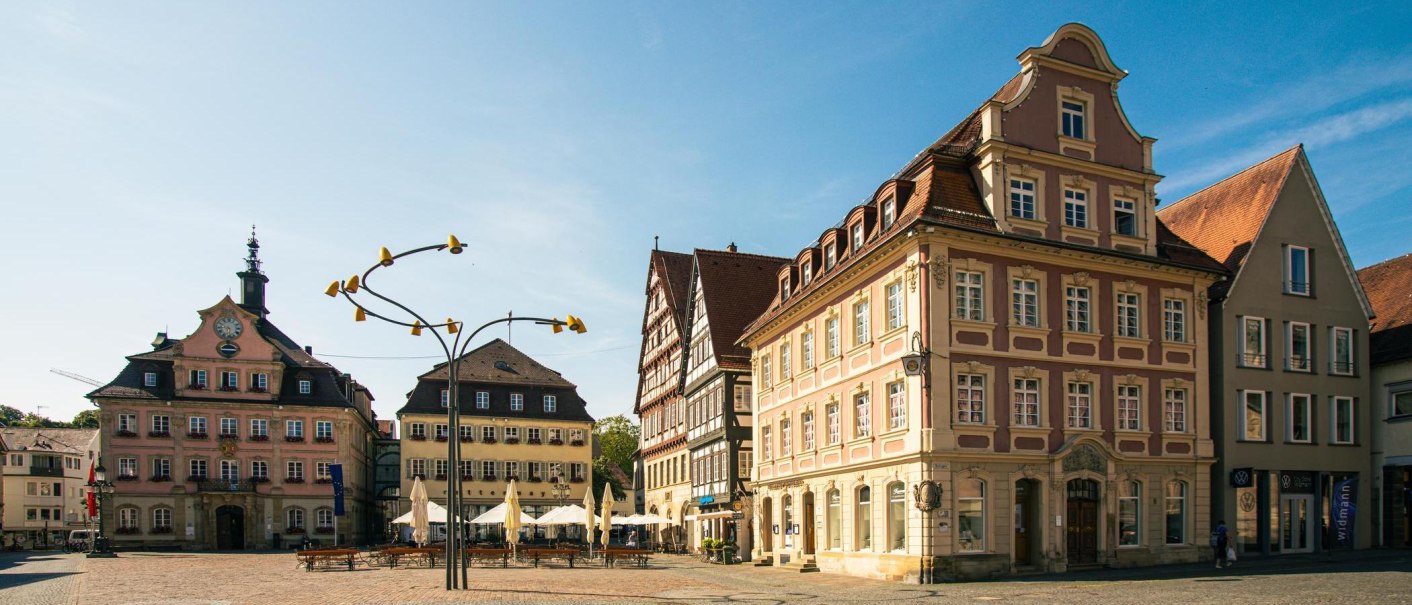 Der Marktplatz in Schw&auml;bisch Gm&uuml;nd zeigt historische Geb&auml;ude und ein modernes Kunstwerk unter blauem Himmel., &copy; Stuttgart-Marketing GmbH, Sarah Schmid
