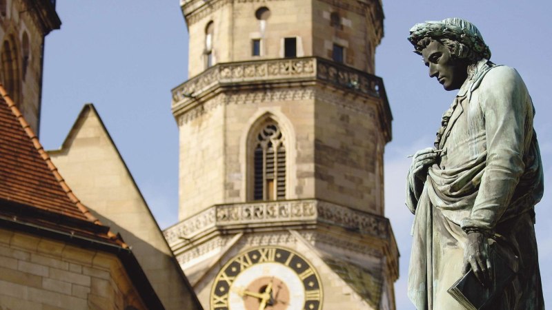 Bronzestatue von Friedrich Schiller auf dem Schillerplatz in Stuttgart, mit der Stiftskirche im Hintergrund., &copy; Stuttgart-Marketing GmbH