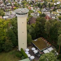 Luftaufnahme des Böblinger Wasserturms, umgeben von Bäumen und Wohnhäusern. Der Turm steht in einer grünen Umgebung mit vielen Bäumen., © Stadtmarketing Böblingen