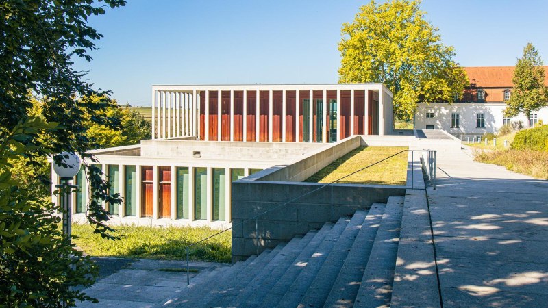 Das Literaturmuseum in Marbach am Neckar zeigt moderne Architektur mit gro&szlig;en Fenstern und klaren Linien, umgeben von gr&uuml;ner Natur und einem blauen Himmel., &copy; Stuttgart-Marketing GmbH, Sarah Schmid