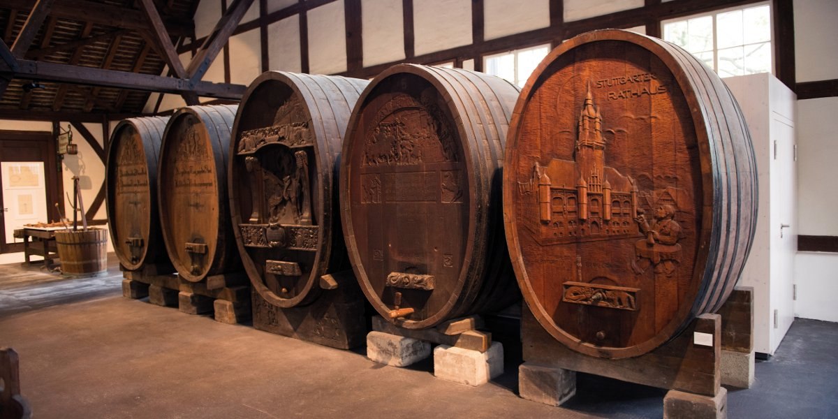 Gro&szlig;e, verzierte Weinf&auml;sser im Weinbaumuseum Uhlbach. Die F&auml;sser zeigen kunstvolle Schnitzereien, darunter das Stuttgarter Rathaus., &copy; Stuttgart-Marketing GmbH