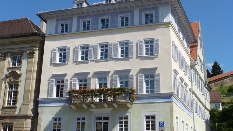 Das Dekanatsgebäude nach der Außenrenovierung Das Dekanatsgebäude nach der Außenrenovierung