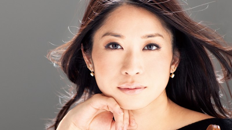 Portr&auml;t einer Frau mit langen dunklen Haaren, die in die Kamera schaut. Sie tr&auml;gt dezentes Make-up und hat eine Hand am Kinn., &copy; Kultur- und Sportamt Stadt Bietigheim-Bissingen