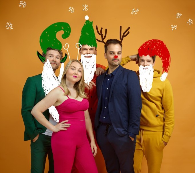 Fünf Personen posieren vor einem orangefarbenen Hintergrund, weihnachtlich verkleidet mit gezeichneten Hüten, Bärten und Rentiergeweih., © Stadtverwaltung Vaihingen an der Enz Fünf Personen posieren vor einem orangefarbenen Hintergrund, weihnachtlich verkleidet mit gezeichneten Hüten, Bärten und Rentiergeweih., © Stadtverwaltung Vaihingen an der Enz