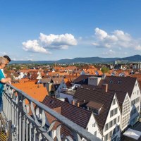 Zwei Personen genie&szlig;en den Ausblick auf die D&auml;cher von Kirchheim unter Teck bei klarem Himmel., &copy; Foto: Torsten Wenzler