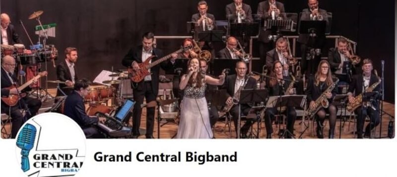 Die Grand Central Bigband performt auf einer B&uuml;hne mit einer S&auml;ngerin im Vordergrund. Verschiedene Instrumente wie Trompeten und Saxophone sind zu sehen., &copy; Touristik Bad Wildbad GmbH