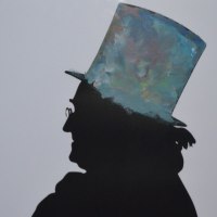 Scherenschnitt eines Mannes mit Zylinder, der in bunten Farben bemalt ist, vor einem wei&szlig;en Hintergrund., &copy; Stadt G&ouml;ppingen