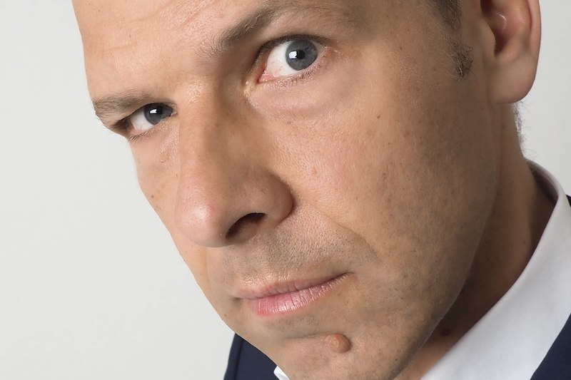 Nahaufnahme eines Mannes mit ernstem Blick, der direkt in die Kamera schaut. Der Hintergrund ist neutral gehalten., &copy; Dieselstrasse Kulturzentrum e.V.