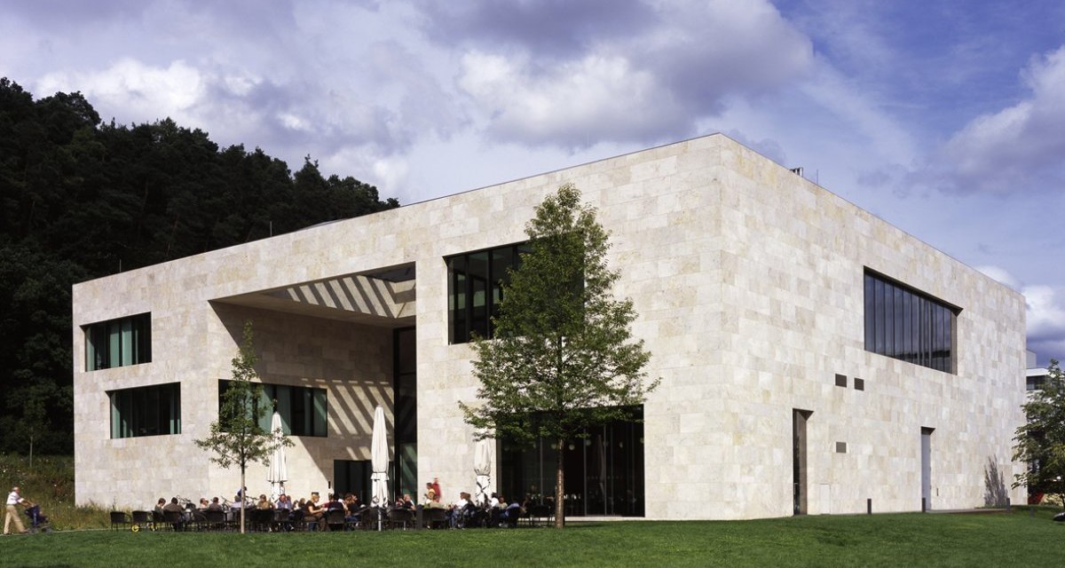 Modernes Gebäude des Museum Ritter mit großen Fenstern und Terrasse, umgeben von grüner Wiese und Bäumen., © Natur.Nah. Schönbuch & Heckengäu Modernes Gebäude des Museum Ritter mit großen Fenstern und Terrasse, umgeben von grüner Wiese und Bäumen., © Natur.Nah. Schönbuch & Heckengäu