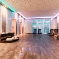 Moderner Saunaraum mit Liegestühlen, Fußbecken und stilvoller Beleuchtung. Große Fensterfront und elegante Wandgestaltung., © Plaza Residence Stuttgart-Ditzingen Moderner Saunaraum mit Liegestühlen, Fußbecken und stilvoller Beleuchtung. Große Fensterfront und elegante Wandgestaltung., © Plaza Residence Stuttgart-Ditzingen