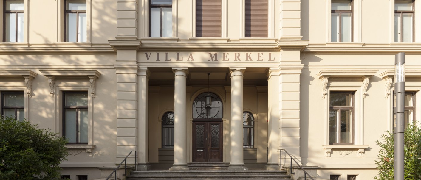 Die Villa Merkel in Esslingen zeigt eine prächtige Fassade mit Säulen und einer breiten Treppe. Der Schriftzug 'Villa Merkel' ist über dem Eingang sichtbar., © www.wilhelmy-fotografie.de / Dirk Wilhelmy Die Villa Merkel in Esslingen zeigt eine prächtige Fassade mit Säulen und einer breiten Treppe. Der Schriftzug 'Villa Merkel' ist über dem Eingang sichtbar., © www.wilhelmy-fotografie.de / Dirk Wilhelmy