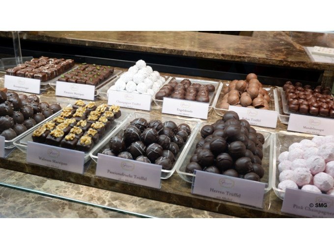 Verschiedene Pralinen auf Tabletts in einer Markthalle. Sorten wie Walnuss Marzipan, Herren Tr&uuml;ffel und Champagner Tr&uuml;ffel sind beschriftet., &copy; Stuttgart Marketing GmbH