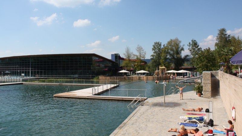 Das Oskar Frech Ziegelei SeeBad mit großem Schwimmbecken, Liegeflächen und Besuchern unter blauem Himmel., © Oskar Frech SeeBad