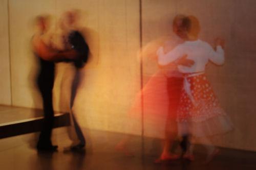 Verschwommene Paare tanzen in einem Raum, die Bewegungen sind dynamisch und fließend. Die Farben sind warm und die Stimmung lebendig., © Kulturzentrum Dieselstrasse Verschwommene Paare tanzen in einem Raum, die Bewegungen sind dynamisch und fließend. Die Farben sind warm und die Stimmung lebendig., © Kulturzentrum Dieselstrasse