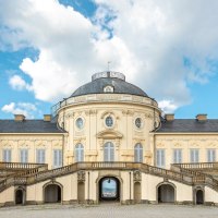 Schloss Solitude mit symmetrischer Fassade, Treppenaufgang und blauem Himmel im Hintergrund., &copy; Katrin Lehr (VIEL UNTERWEGS)
