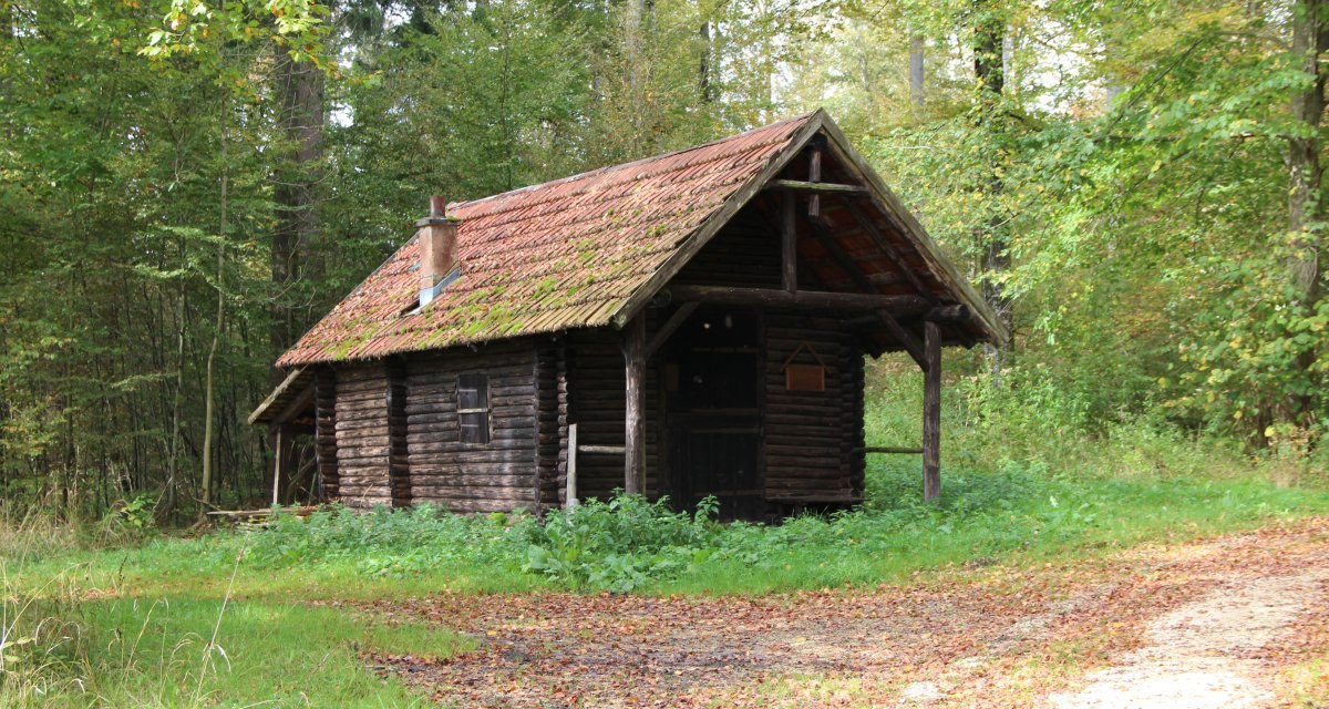 Der Weg f&uuml;hrt an einer Holzh&uuml;tte vorbei, &copy; Bad Urach Tourismus