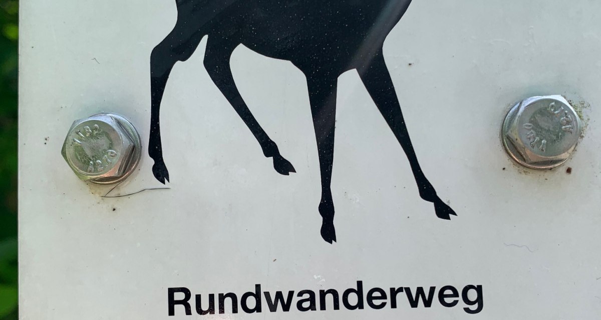 Schild mit Rehsymbol und der Aufschrift 'Rundwanderweg 6'. Unten steht 'Remseck am Neckar'. Zwei Schrauben befestigen das Schild., © Stadtverwaltung Remseck am Neckar Schild mit Rehsymbol und der Aufschrift 'Rundwanderweg 6'. Unten steht 'Remseck am Neckar'. Zwei Schrauben befestigen das Schild., © Stadtverwaltung Remseck am Neckar