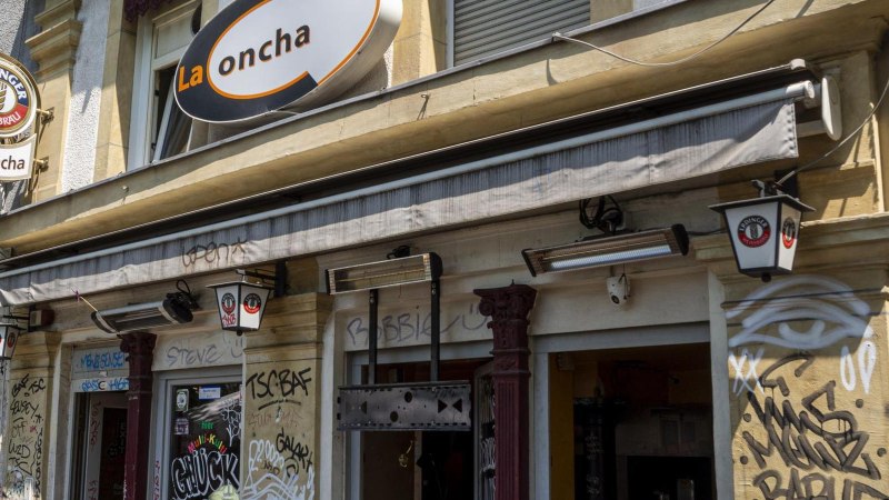 Fassade einer Bar namens La Concha mit Graffiti und Schildern von Erdinger Weißbräu. Die Außenwände sind mit Graffiti verziert., © SMG, Sarah Schmid Fassade einer Bar namens La Concha mit Graffiti und Schildern von Erdinger Weißbräu. Die Außenwände sind mit Graffiti verziert., © SMG, Sarah Schmid