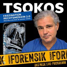 Plakat mit Michael Tsokos, Titel 'Phänomen Forensik', Thema Rechtsmedizin 2.0, mit Skelettabbildung und gelbem Banner., © links im Bild