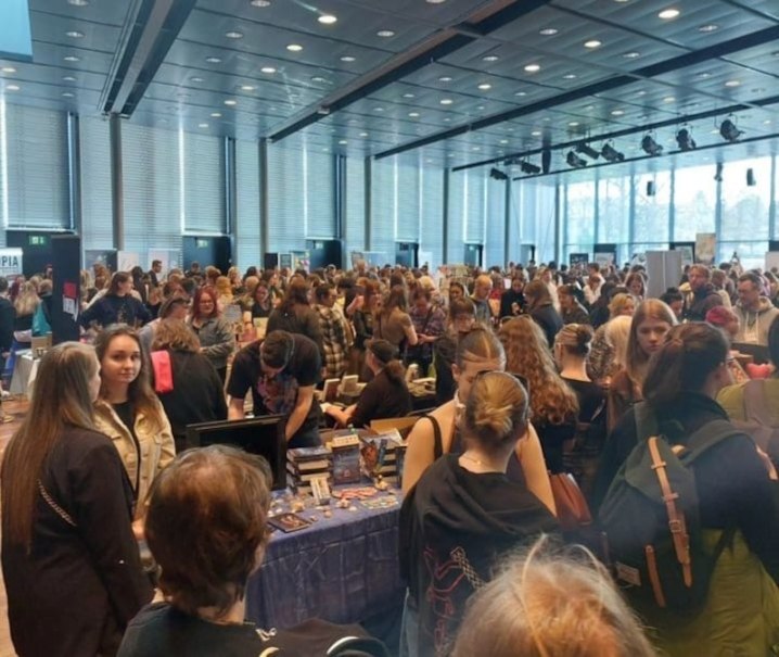Besucher dr&auml;ngen sich auf der Stuttgarter Buchmesse in einem gro&szlig;en, lichtdurchfluteten Raum mit zahlreichen St&auml;nden und B&uuml;chern., &copy; Zellner & Zeh Buchmesse GbR