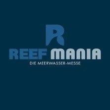 Logo der Reefmania 2026 mit dem Schriftzug 'Die Meerwasser-Messe' auf dunkelblauem Hintergrund., © links im Bild