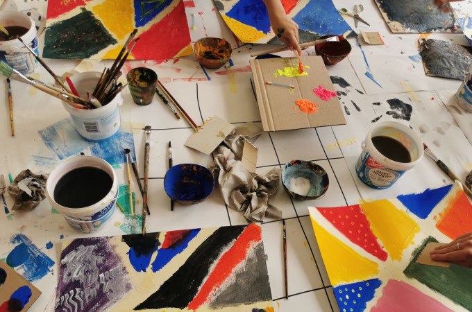 Kinder malen bunte Bilder auf einem Tisch. Verschiedene Farben und Pinsel sind verteilt. Kreative Malaktivität für Kinder., © Kunsthalle Göppingen Kinder malen bunte Bilder auf einem Tisch. Verschiedene Farben und Pinsel sind verteilt. Kreative Malaktivität für Kinder., © Kunsthalle Göppingen