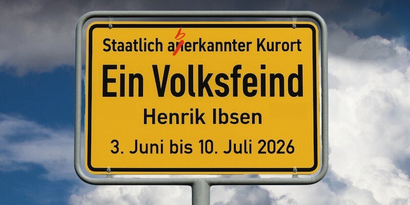 Ein gelbes Ortsschild mit der Aufschrift 'Ein Volksfeind' von Henrik Ibsen, mit Daten vom 3. Juni bis 10. Juli 2026., © Theater im Fluss Künzelsau e.V. Ein gelbes Ortsschild mit der Aufschrift 'Ein Volksfeind' von Henrik Ibsen, mit Daten vom 3. Juni bis 10. Juli 2026., © Theater im Fluss Künzelsau e.V.