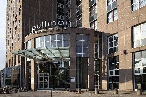 Eingang des Pullman Stuttgart Fontana Hotels mit Glasvordach und moderner Fassade., © Pullman Stuttgart Fontana Eingang des Pullman Stuttgart Fontana Hotels mit Glasvordach und moderner Fassade., © Pullman Stuttgart Fontana