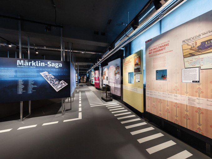 Innenansicht des M&auml;rklineums mit Ausstellungsw&auml;nden zur M&auml;rklin-Geschichte und Infotafeln. Der Raum ist modern gestaltet und gut beleuchtet., &copy; M&auml;rklin Spielwaren Vertriebs-GmbH