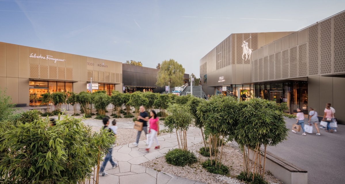 Mit über 170 Premium- und Luxusmarken aus den Bereichen Beauty, Home & Living, Fashion, Schmuck und Spielwaren verspricht die Outletcity ein Erlebnis der besonderen Art und das bei ganzjährigen Preisvorteilen. Mit über 170 Premium- und Luxusmarken aus den Bereichen Beauty, Home & Living, Fashion, Schmuck und Spielwaren verspricht die Outletcity ein Erlebnis der besonderen Art und das bei ganzjährigen Preisvorteilen.