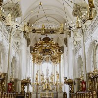 Prächtiger Kircheninnenraum der Großcomburg in Schwäbisch Hall mit reich verziertem Altar, goldenen Statuen und kunstvollen Verzierungen., © Nico Kurth
