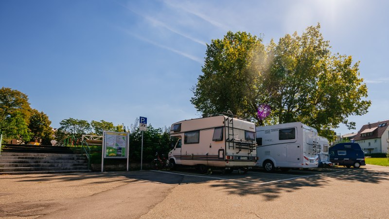 Wohnmobilstellplatz in Leonberg mit mehreren geparkten Wohnmobilen unter klarem, blauem Himmel und Sonnenschein., &copy; Stuttgart-Marketing GmbH, Thomas Niederm&uuml;ller