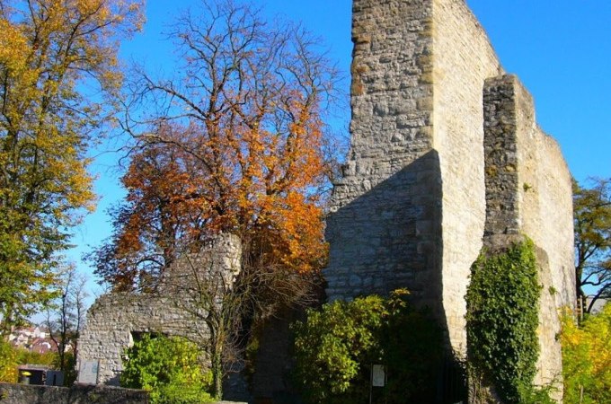 Ruinen einer alten Steinburg umgeben von herbstlichen B&auml;umen unter klarem, blauem Himmel., &copy; Cool-Tours StattReisen