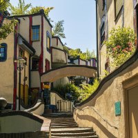 Das Hundertwasserhaus in Plochingen zeigt seine charakteristische, bunte und wellenf&ouml;rmige Architektur mit &uuml;ppiger Begr&uuml;nung und geschwungenen Wegen., &copy; SMG, Sarah Schmid