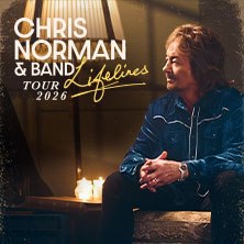 Ein Mann sitzt nachdenklich in einem gemütlichen Raum. Der Text 'Chris Norman & Band - Lifelines Tour 2026' ist prominent zu sehen., © links im Bild