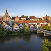 Die Altstadt von Besigheim mit ihren historischen Gebäuden und roten Dächern, umgeben von einem Fluss und einer Brücke im Vordergrund., © Unbekannt Die Altstadt von Besigheim mit ihren historischen Gebäuden und roten Dächern, umgeben von einem Fluss und einer Brücke im Vordergrund., © Unbekannt