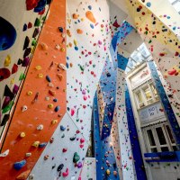 Bunte Klettergriffe an hohen Wänden in der Kletterhalle Cityrock. Die Wände sind in verschiedenen Farben gestaltet und bieten vielfältige Routen., © Kletterhalle Cityrock Bunte Klettergriffe an hohen Wänden in der Kletterhalle Cityrock. Die Wände sind in verschiedenen Farben gestaltet und bieten vielfältige Routen., © Kletterhalle Cityrock