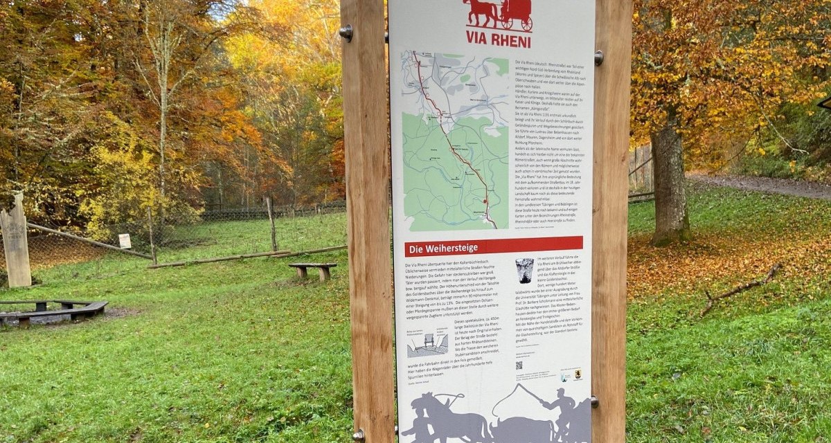 Infotafel "Via Rheni" im Wald, umgeben von herbstlichen Bäumen. Die Tafel informiert über die Weihersteige und zeigt eine Karte der Region., © Natur.Nah. Schönbuch & Heckengäu Infotafel "Via Rheni" im Wald, umgeben von herbstlichen Bäumen. Die Tafel informiert über die Weihersteige und zeigt eine Karte der Region., © Natur.Nah. Schönbuch & Heckengäu