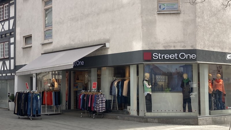 Außenansicht des "Street One" Partner Stores in Nürtingen mit Schaufenstern und Kleidung auf Ständern vor dem Geschäft., © Lena Besemer