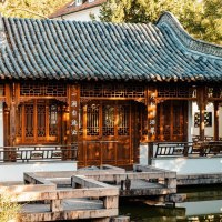 Traditionelles chinesisches Geb&auml;ude im Chinesischen Garten Stuttgart, umgeben von B&auml;umen und einem Teich., &copy; Stuttgart-Marketing GmbH, Sarah Schmid