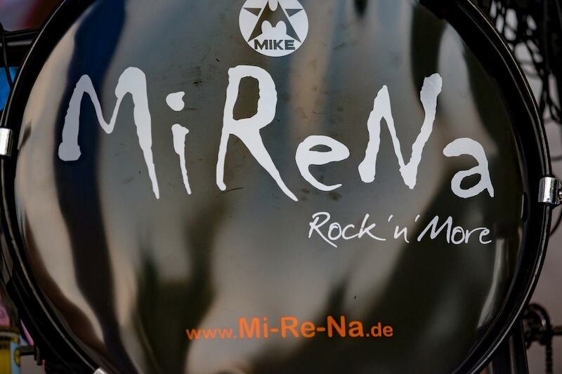Nahaufnahme eines Schlagzeugs mit dem MiReNa-Logo und der Aufschrift 'Rock'n'More'. Darunter ist die Website www.Mi-Re-Na.de zu sehen., &copy; EMT Event-Media-Tec GmbH