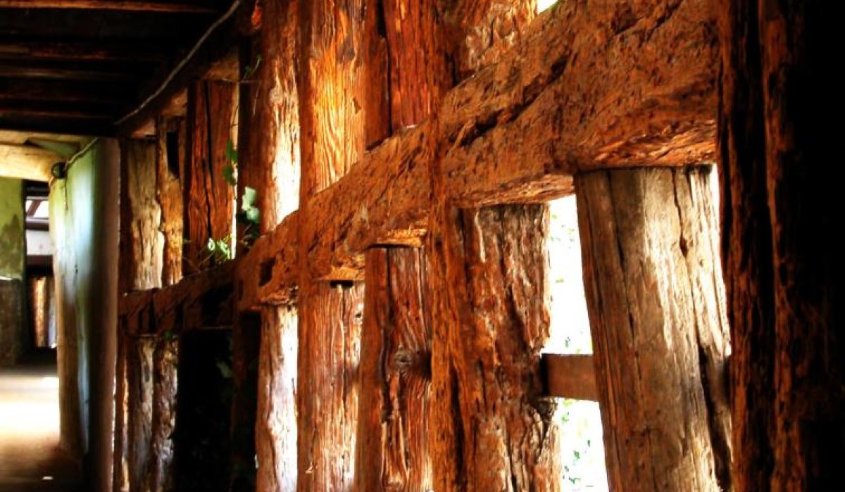 Ein rustikaler, hölzerner Gang mit alten Balken und natürlichem Licht, das durch die Öffnungen fällt. Der Boden ist aus Stein., © Waiblingen - Stuttgart-Marketing GmbH Ein rustikaler, hölzerner Gang mit alten Balken und natürlichem Licht, das durch die Öffnungen fällt. Der Boden ist aus Stein., © Waiblingen - Stuttgart-Marketing GmbH