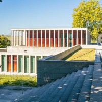 Das Literaturmuseum in Marbach am Neckar zeigt moderne Architektur mit großen Fenstern und klaren Linien, umgeben von grüner Natur und einem blauen Himmel., © Stuttgart-Marketing GmbH, Sarah Schmid Das Literaturmuseum in Marbach am Neckar zeigt moderne Architektur mit großen Fenstern und klaren Linien, umgeben von grüner Natur und einem blauen Himmel., © Stuttgart-Marketing GmbH, Sarah Schmid