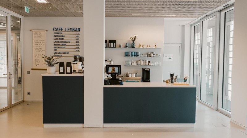 Modernes Café mit Tresen, Preistafel und Regalen in der Stadtbibliothek Stuttgart. Helle, einladende Atmosphäre im 8. Obergeschoss., © sina fotografie, Café Lesbar, Stuttgart Modernes Café mit Tresen, Preistafel und Regalen in der Stadtbibliothek Stuttgart. Helle, einladende Atmosphäre im 8. Obergeschoss., © sina fotografie, Café Lesbar, Stuttgart