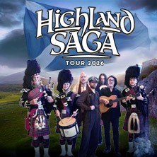 Musiker in schottischer Tracht posieren vor einer Landschaft, dar&uuml;ber der Schriftzug 'Highland Saga Tour 2026'., &copy; links im Bild