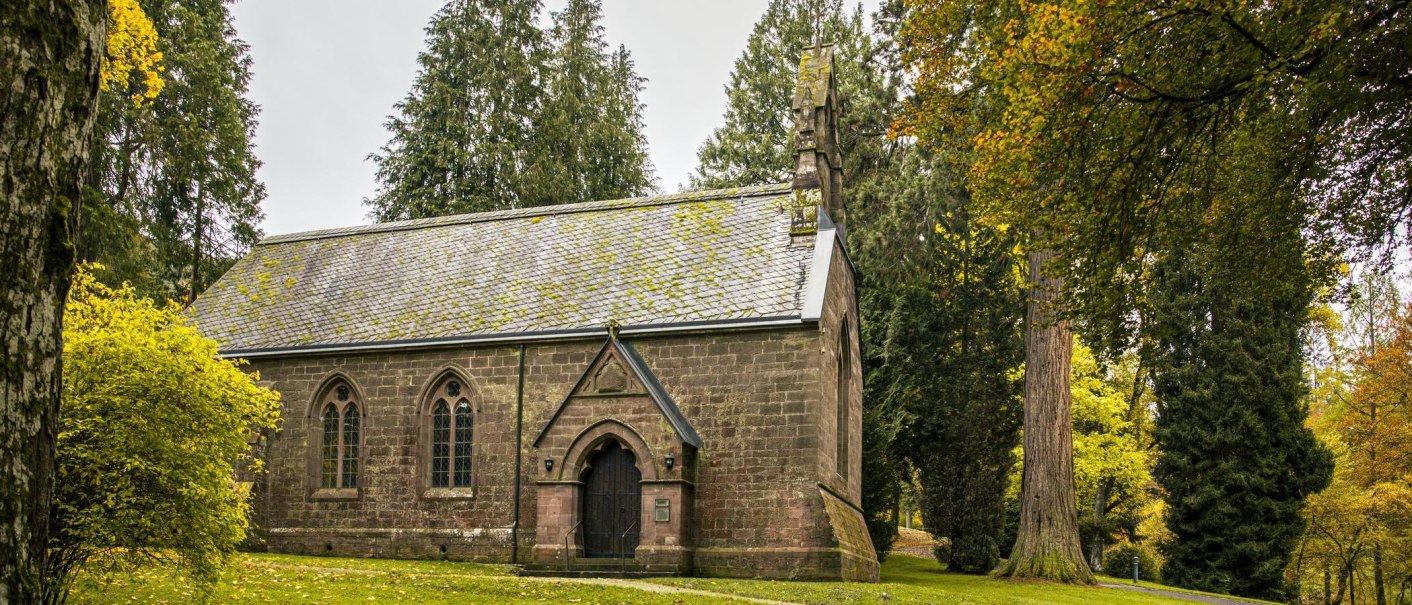 Eine kleine, historische Kirche im Kurpark von Bad Wildbad, umgeben von herbstlichen B&auml;umen und gr&uuml;nem Rasen., &copy; SMG, Sarah Schmid