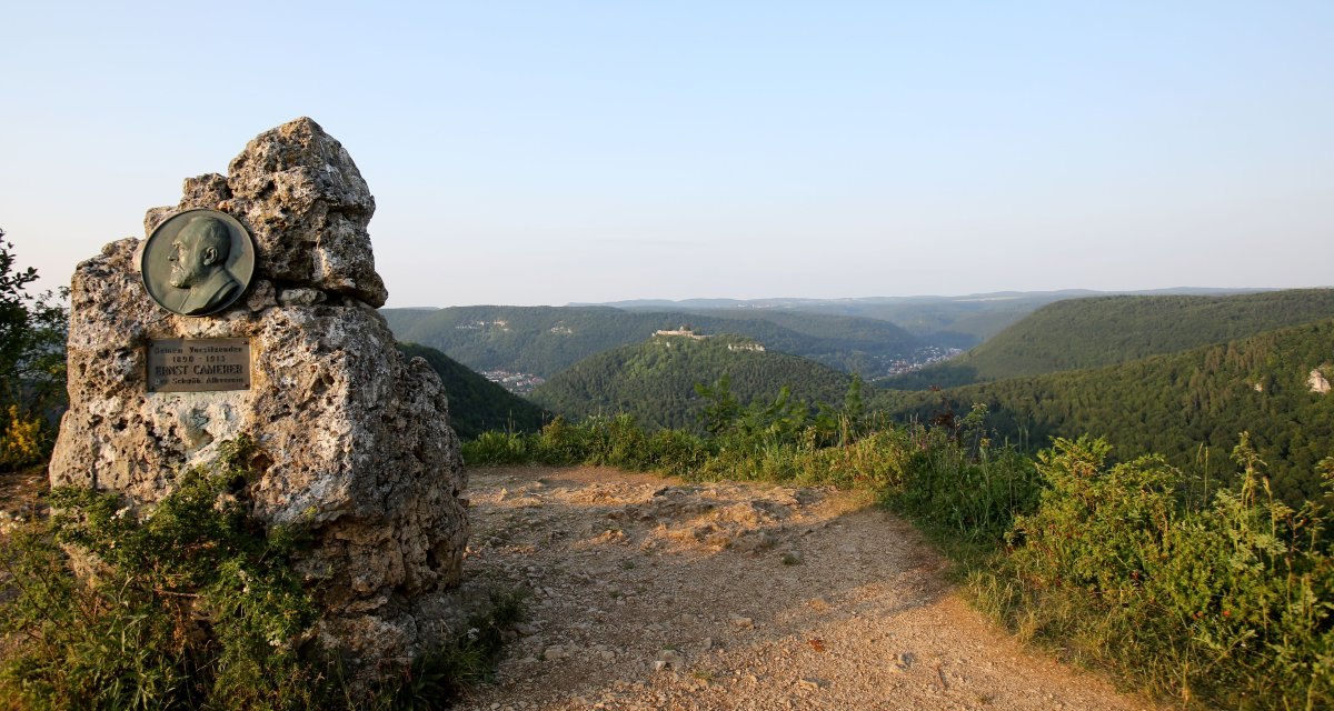 Blick vom Rutschenfelsen auf den Hohenurach, © Bad Urach Tourismus Blick vom Rutschenfelsen auf den Hohenurach, © Bad Urach Tourismus