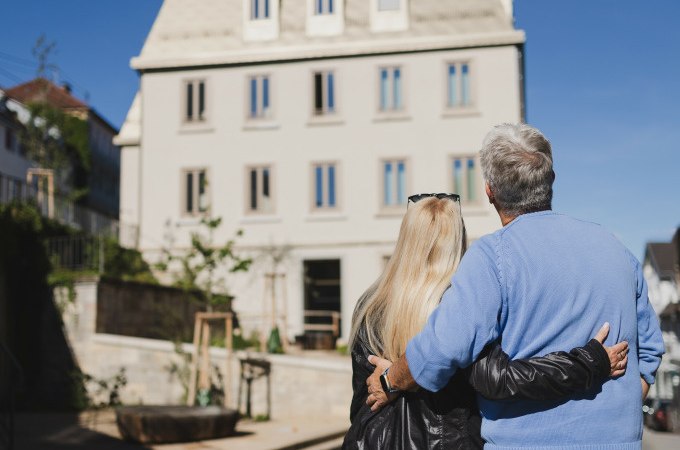 Ein älteres Paar umarmt sich und betrachtet ein modernes Gebäude bei sonnigem Wetter., © Stadt Nürtingen Ein älteres Paar umarmt sich und betrachtet ein modernes Gebäude bei sonnigem Wetter., © Stadt Nürtingen