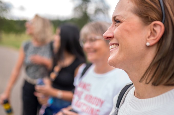 Vier Frauen stehen im Freien, lächelnd und entspannt, während sie an einer Führung teilnehmen., © Stadt Waldenbuch Vier Frauen stehen im Freien, lächelnd und entspannt, während sie an einer Führung teilnehmen., © Stadt Waldenbuch