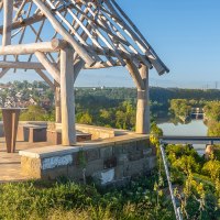 Aussichtsplattform mit Holzdach, Blick auf Fluss und Stadt im Hintergrund. Gr&uuml;ne Landschaft und blauer Himmel., &copy; SMG